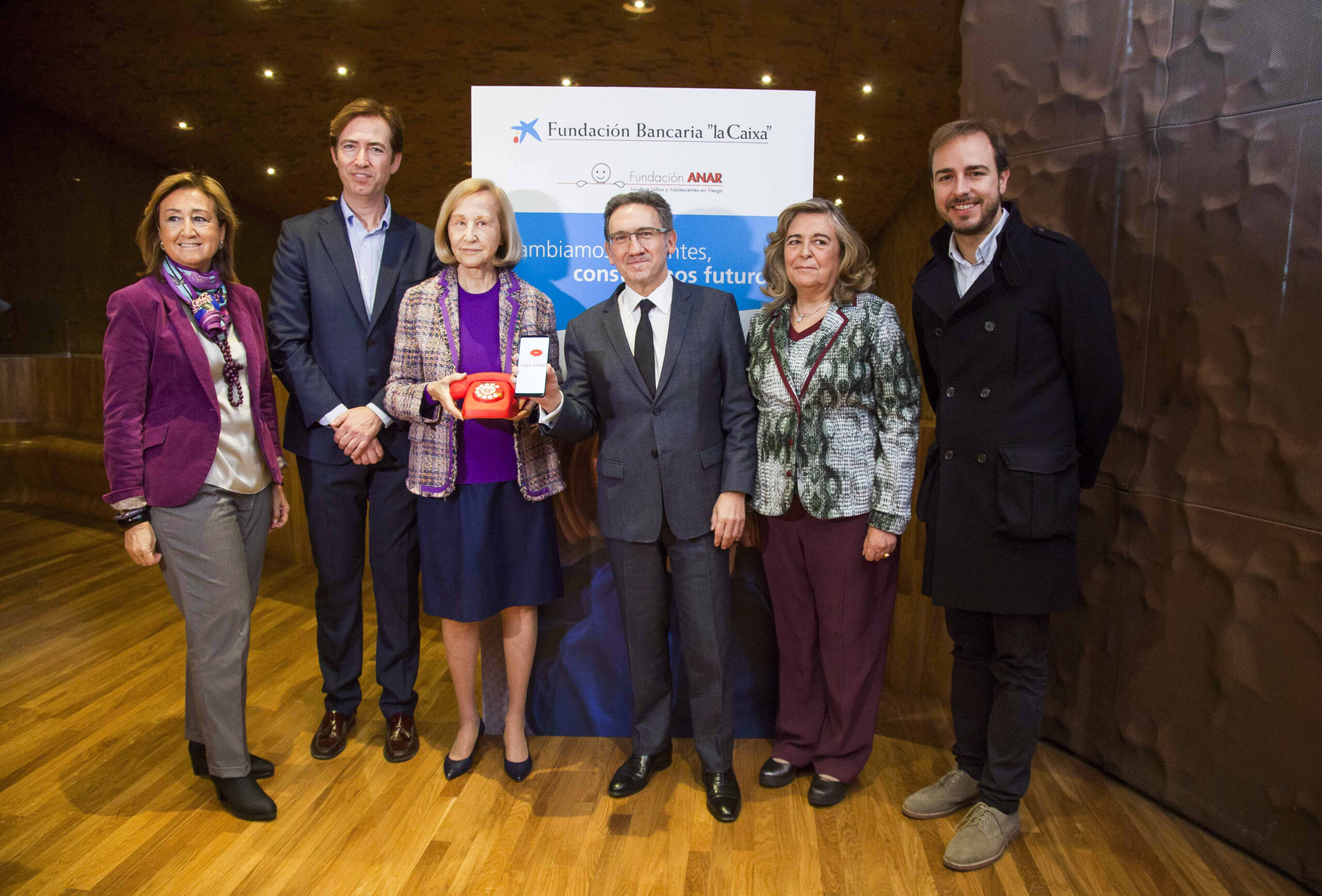 “La Caixa” y el Ministerio de Sanidad impulsan una nueva vía de comunicación para menores que necesiten ayuda inmediata
