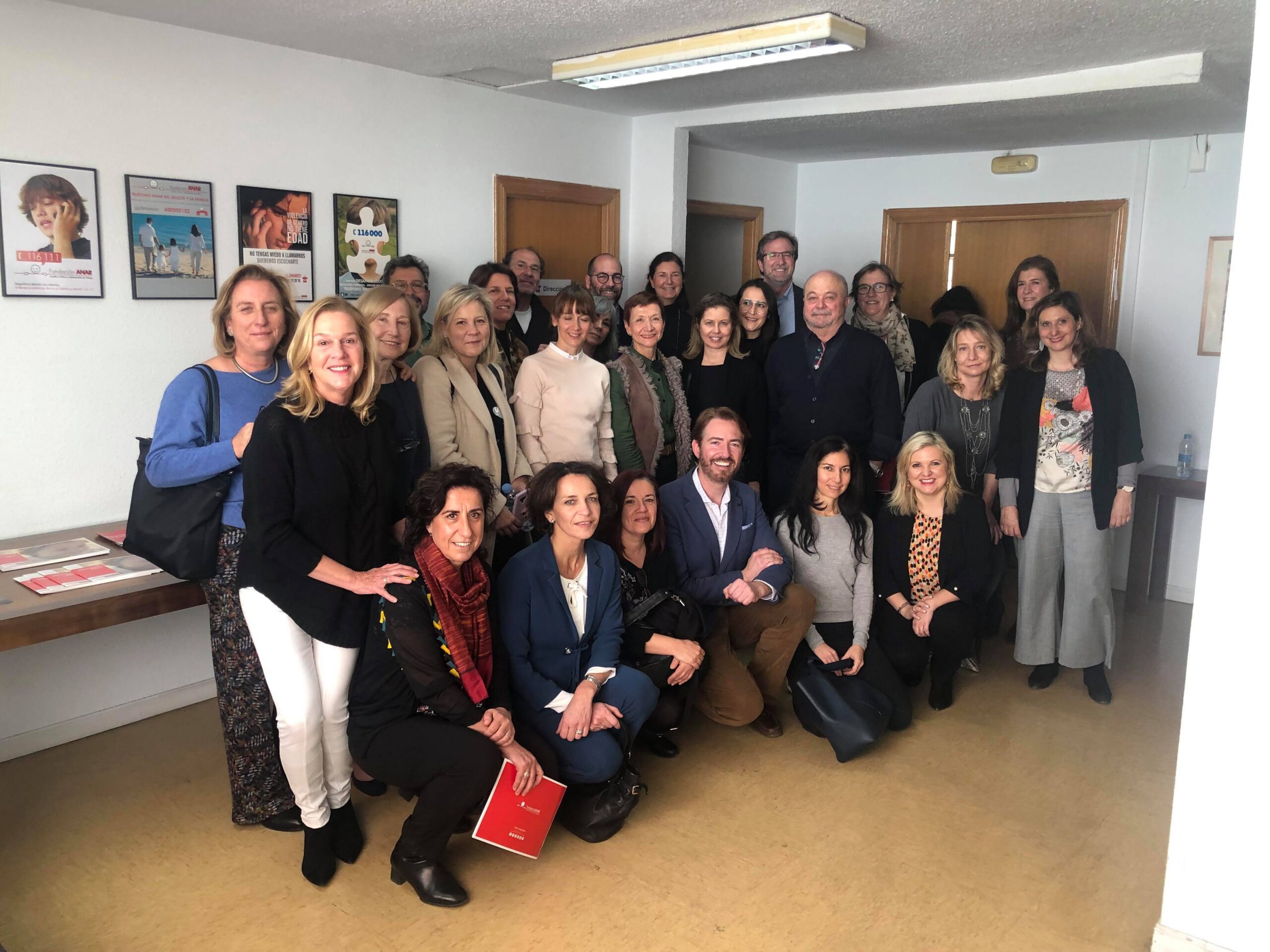 Artistas, compradores y organizadores de la subasta benéfica ‘Arte por la Infancia’ visitan Fundación ANAR