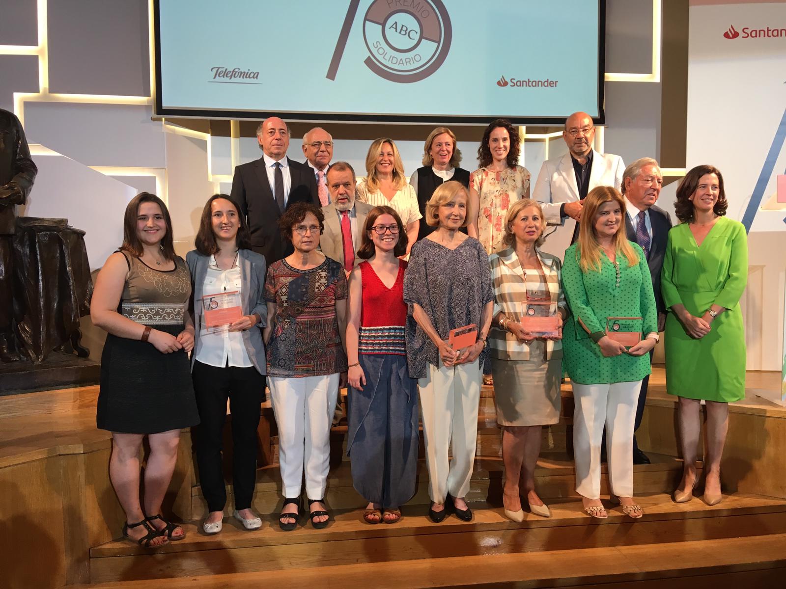 Silvia Moroder, presidenta de Fundación ANAR, recoge el Premio ABC Solidario