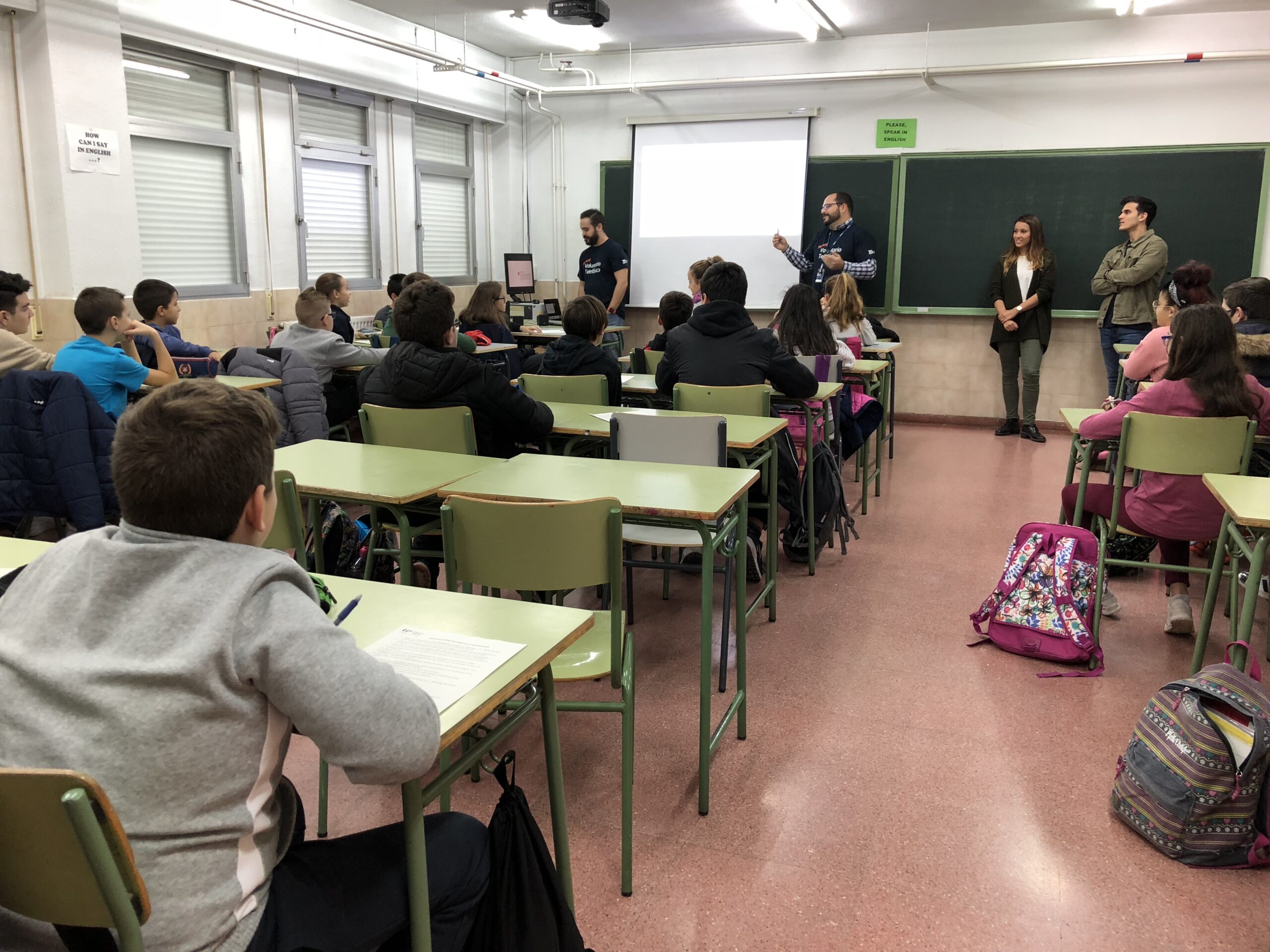 Fundación ANAR y Voluntarios Telefónica imparten talleres sobre el uso responsable de Internet