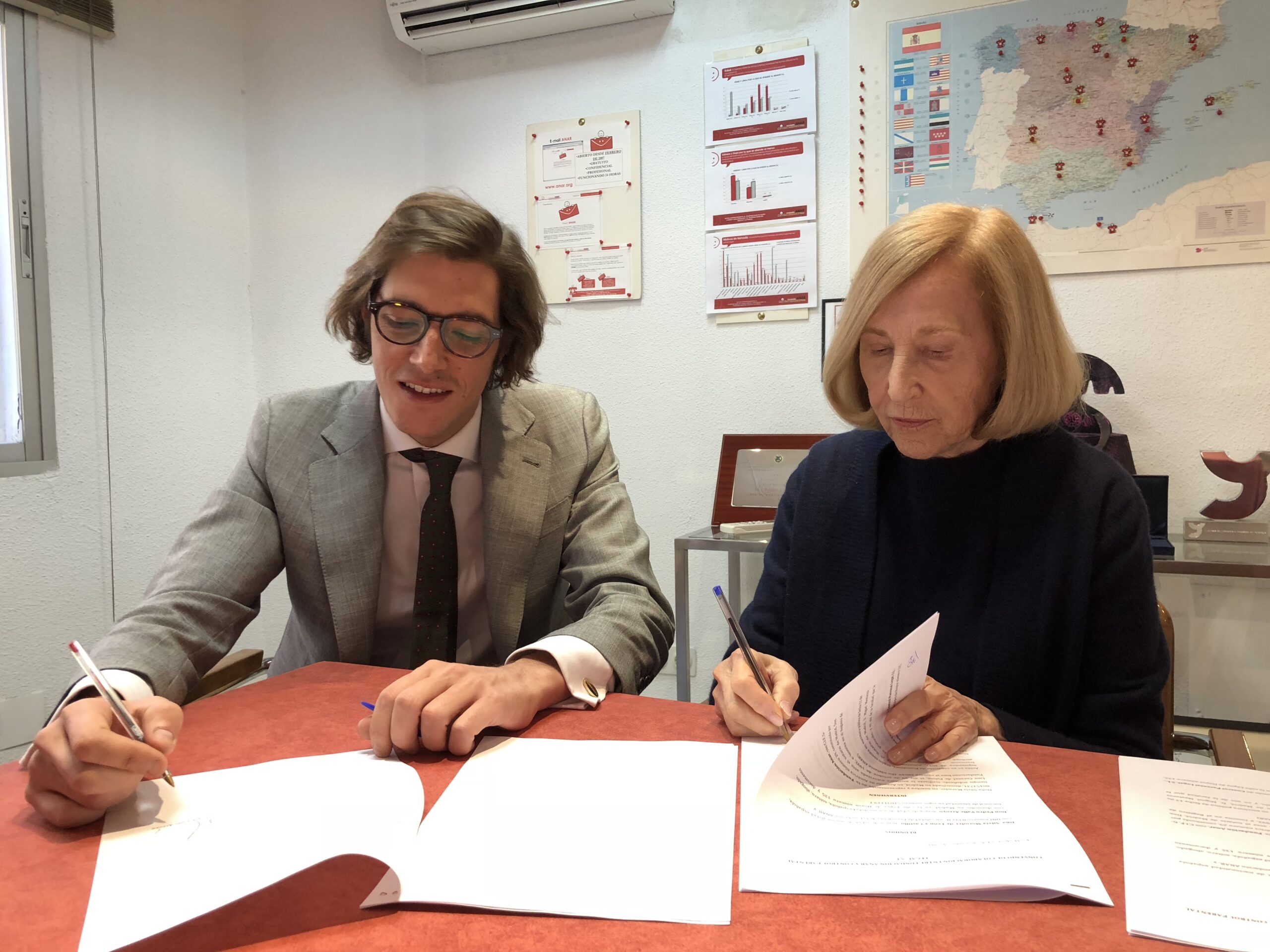 Fundación ANAR y Parental Click firman un convenio de colaboración por una vida online segura de niños/as y adolescentes