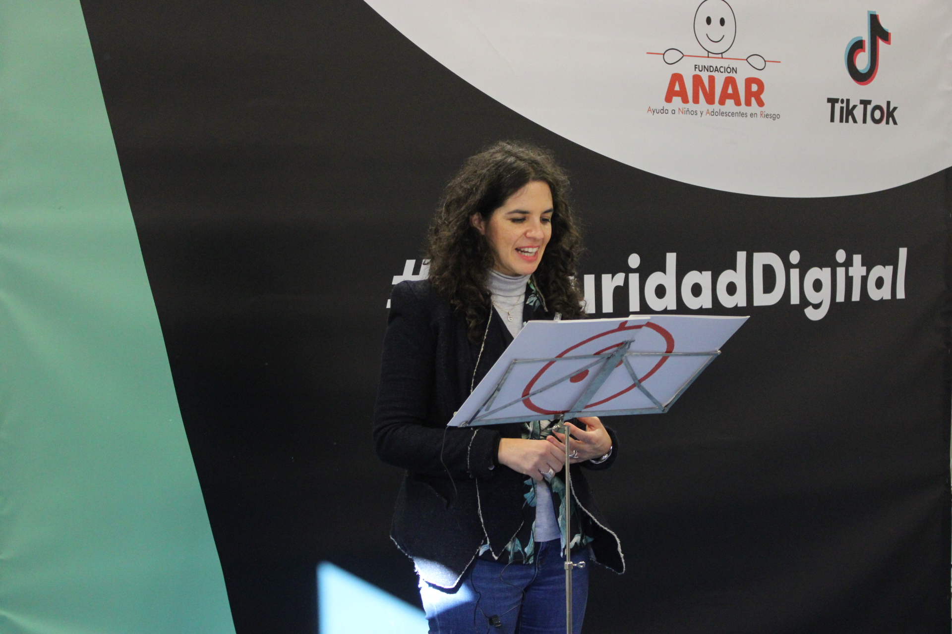 Fundación ANAR y TikTok presentan en Valencia el proyecto SeguridadDigital para la alfabetización digital a familias, docentes y alumnos/as