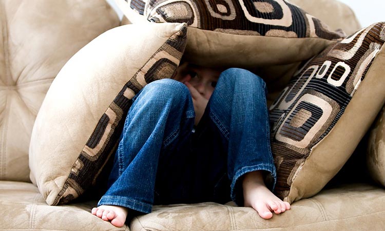 Niños confinados con sus maltratadores, la curva que no se aplana con ninguna vacuna