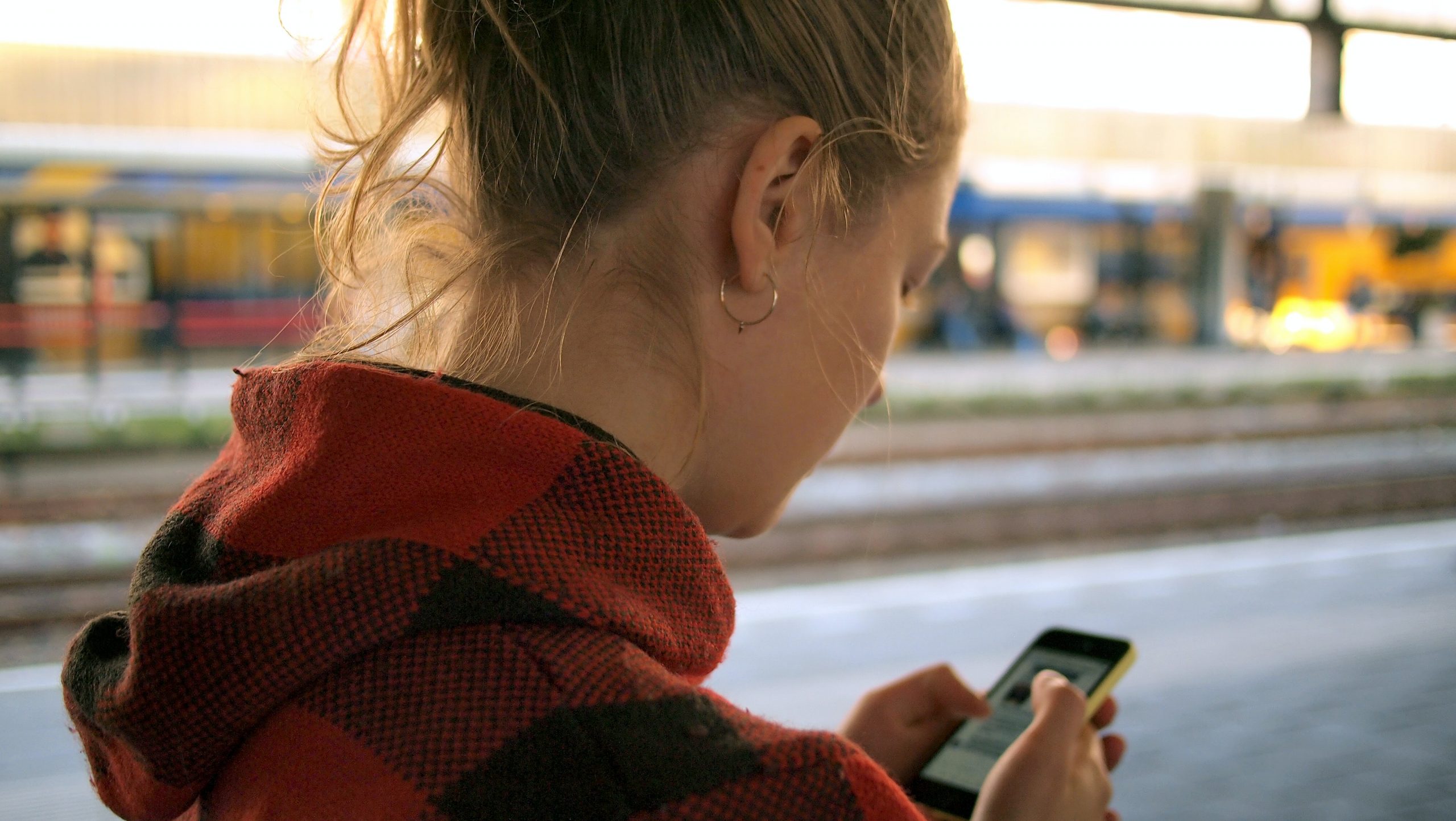 Si lo estás pasando mal y necesitas ayuda contacta con nosotros en el CHAT ANAR