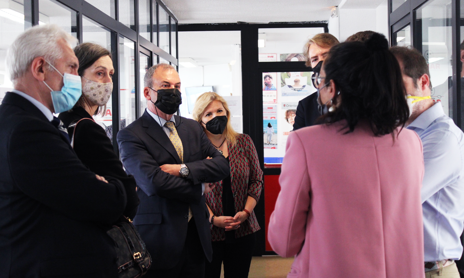 La comisaria jefe de la Unidad Central de Atención a Familia y Mujer y otros altos cargos de la Policía Nacional visitan la sede ANAR