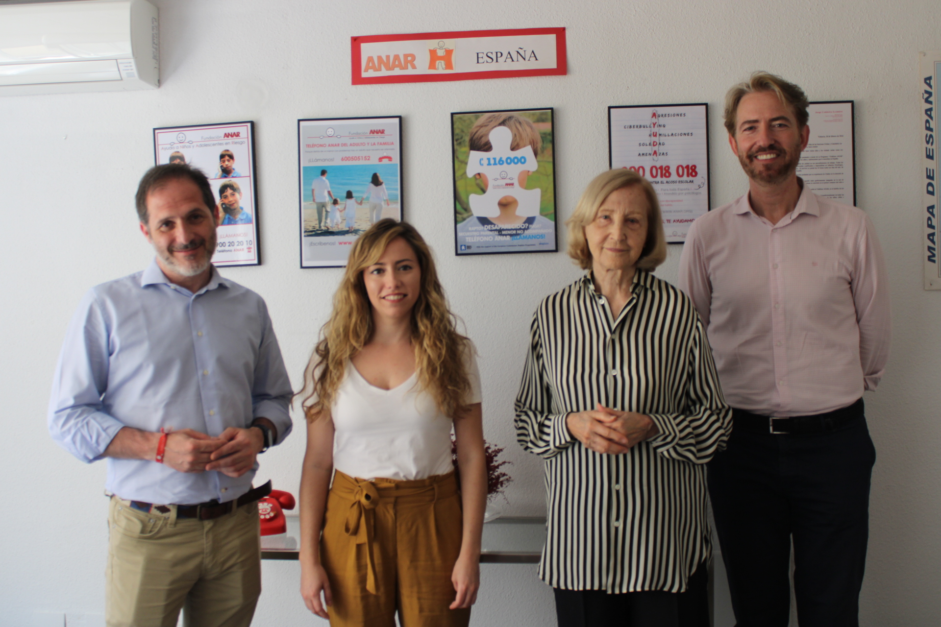 La directora general de INJUVE conoce la Fundación ANAR