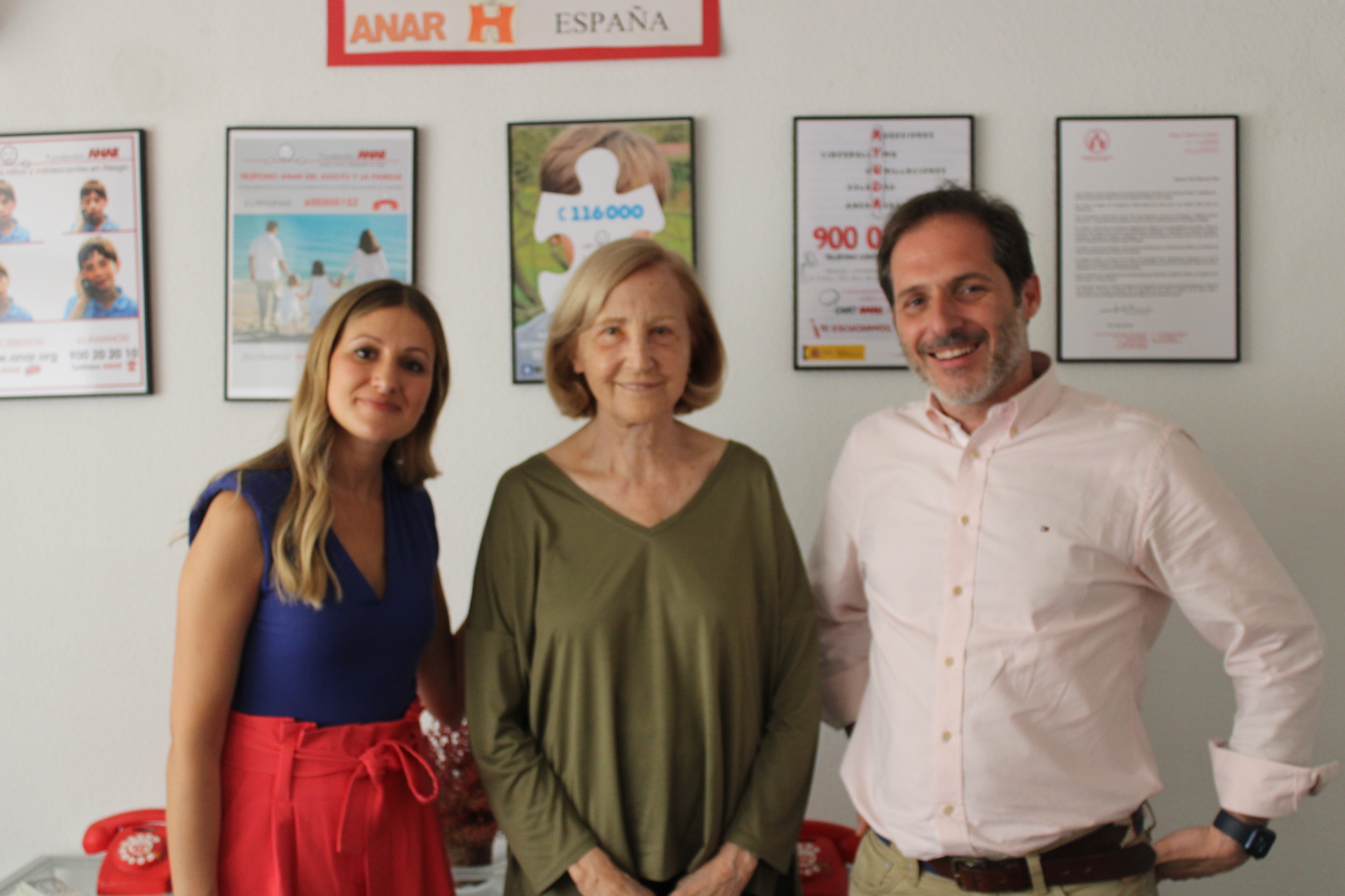 Esther Borao visita la sede de la Fundación ANAR