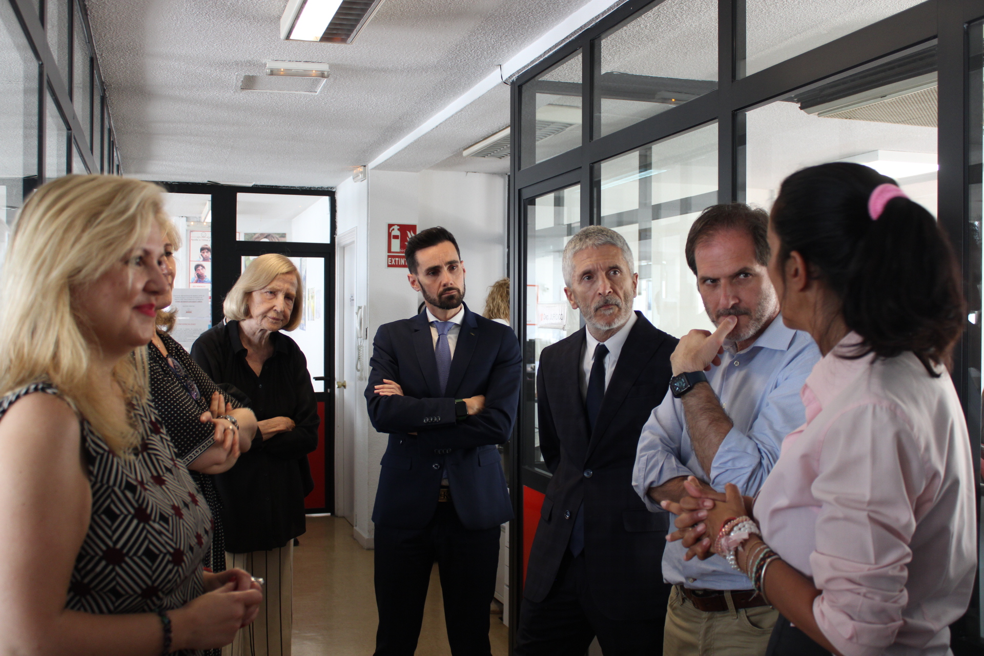El ministro Grande-Marlaska visita la Fundación ANAR