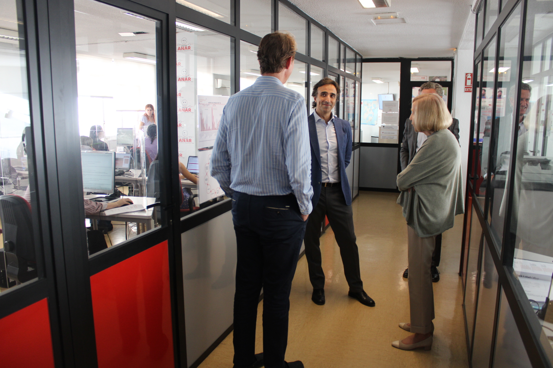 El director general de los Servicios Sociales de la Comunidad de Madrid visita la Fundación ANAR